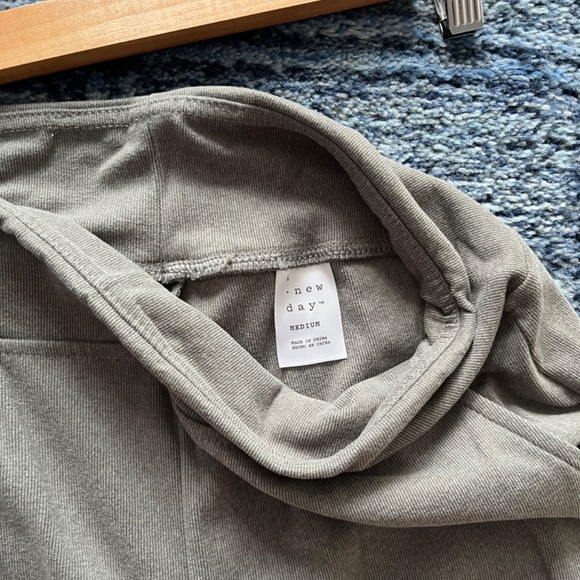 Women's cargo jogger pants medium by New Day soft comfy fit - Picture 5 of 7